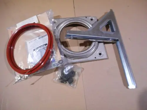 Wandhalterung für Motor, bestehend aus Metallteilen, Dichtungen und Schrauben, mit Verpackung und Teilen der Marke Remeha.